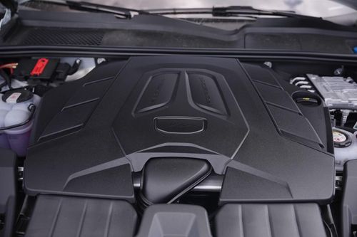 Khoang động cơ trên Porsche Cayenne E-Hybrid - Ảnh: Đức Bình