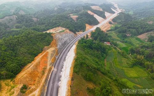 Cao tốc Đồng Đăng - Trà Lĩnh là tuyến đường hiện đại đầu tiên mở ra cơ hội phát triển cho tỉnh Cao Bằng.