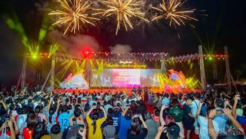 Đông đảo người dân và du khách hướng xem màn pháo hoa rực rỡ