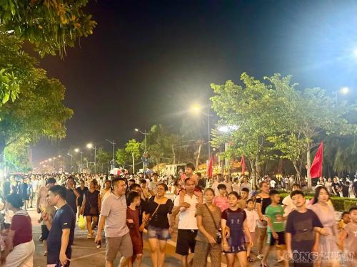 Dòng người đổ về biển Sầm Sơn trong dịp nghỉ lễ 2/9
