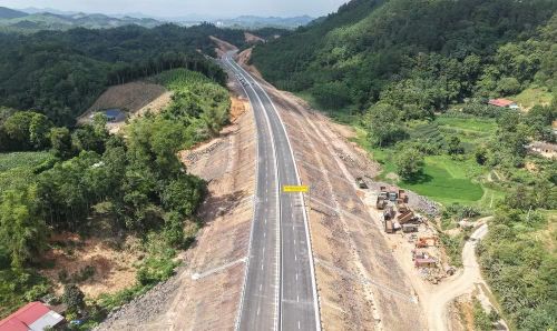 Máy móc công suất lớn được huy động phục vụ thi công dự án.