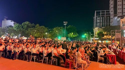 Đông đảo người dân và du khách tham dự chương trình nghệ thuật "Dưới ánh sao độc lập".