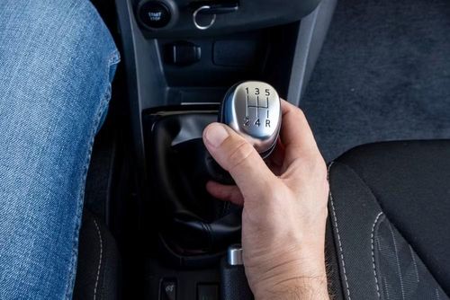 Người lái đang điều khiển cần số sàn, thể hiện sự tương tác trực tiếp với xe trong quá trình chuyển số. Ảnh: SlashGear