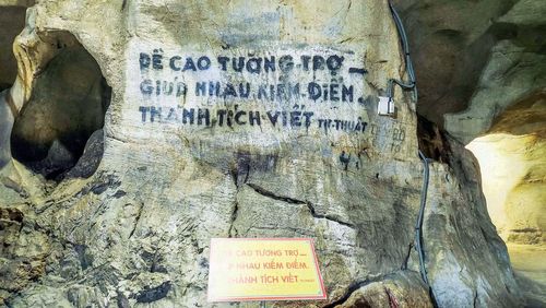 Khẩu hiệu còn in trên vách đá