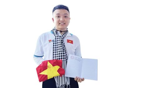 Anh Hà Thế Duy (Phó Bí thư Đoàn trường Đại học Thái Nguyên) cùng lá cờ, cuốn sổ in đậm những con dấu Trường Sa.