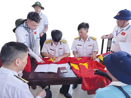 Đóng dấu các đảo Trường Sa lên cờ Tổ quốc. Ảnh: Nguyễn Thành