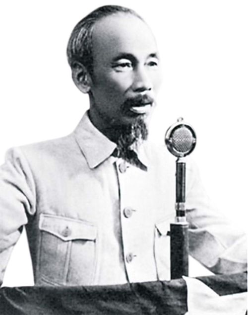 Chủ tịch Hồ Chí Minh đọc Tuyên ngôn Độc lập tại Quảng trường Ba Đình ngày 2/9/1945. Ảnh: T.L