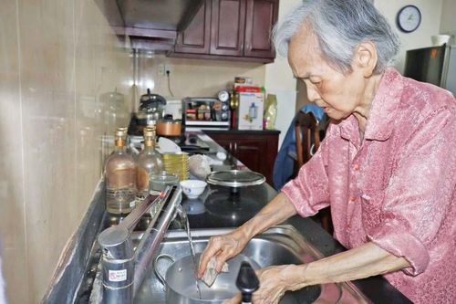 Bà Lê Nguyễn Hồng Minh dọn dẹp, nấu ăn trong căn bếp nhỏ, nơi gắn với những sinh hoạt thường ngày.