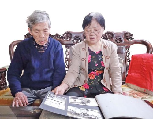 Vợ chồng bà Lê Thị Ngừng cùng xem lại những trang kỷ niệm.