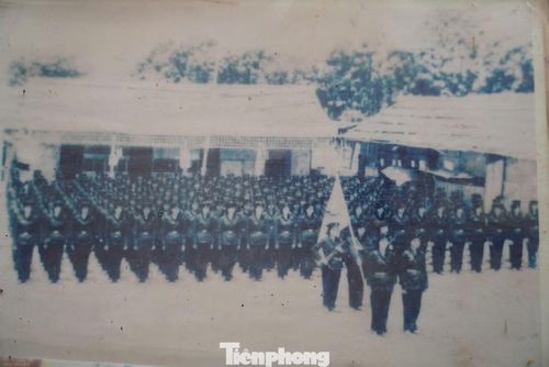 Bà Trần Thị Cương từng là một trong BA nữ chiến sĩ thuộc tổ cầm cờ, dẫn đầu khối nữ hậu cần trong lễ duyệt binh năm 1975. (Ảnh NVCC)