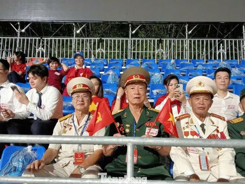 Ông Việt (áo xanh) ngồi trên lễ đài Quảng trường Ba Đình dự lễ Diễu binh, diễu hành kỷ niệm 80 năm Quốc khánh (Ảnh: Nhân vật cung cấp).