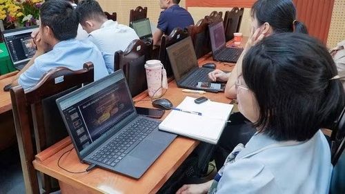 Các học viên từ các phường, xã theo dõi chăm chú trên lớp học