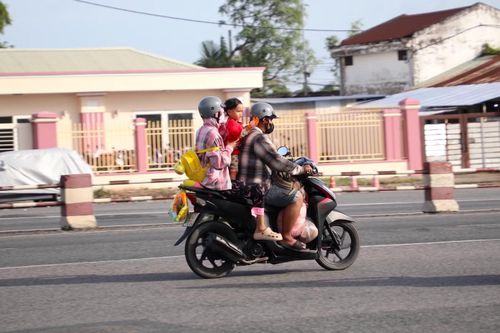 Nhiều gia đình chở theo hành lý, đồ đạc trở lại thành phố để chuẩn bị cho ngày làm việc sau kỳ nghỉ.