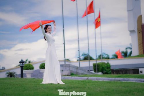 "Năm nay đặc biệt hơn, khi ngay ngày đầu tiên của tháng 9 thì Quảng Ninh được công nhận là Thành phố trực thuộc Trung ương nên tôi muốn ghi dấu lại kỷ niệm này và cũng là ghi trong lòng lời tri ân tới các bậc tiền nhân, các Anh hùng - Liệt sĩ trong công cuộc bảo vệ, xây dựng đất nước", chị Tuyết chia sẻ.