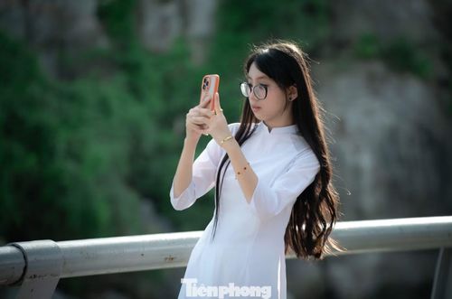 Một nữ sinh trú tại phường Hạ Long cho biết, cô với bạn và mẹ cùng diện áo dài trắng để chụp ảnh.