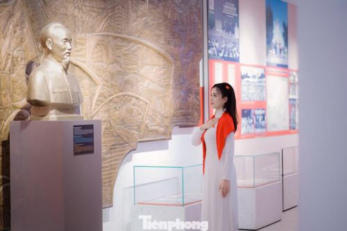 Chị Tuyết, trú phường Móng Cái 1 cho biết, chị cùng nhóm bạn về đây để chụp bộ ảnh để mừng Tết Độc lập. Các địa điểm chị và nhóm bạn chụp ảnh gồm khu trưng bày lịch sử cách mạng của Bảo tàng Quảng Ninh và Đài tưởng niệm các Anh hùng liệt sĩ.