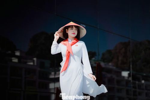Người phụ nữ duyên dáng trong tà áo dài trắng truyền thống trong ngày Tết Độc lập và Quảng Ninh lên thành phố.