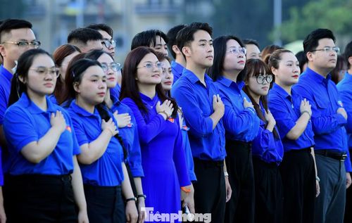 Cán bộ Đoàn, đoàn viên cùng hướng về Quảng trường Ba Đình. Ảnh: Xuân Tùng