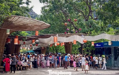 Theo Sở Du lịch tỉnh Ninh Bình, trong 5 ngày nghỉ lễ Quốc khánh, từ ngày 29/8 - 2/9, toàn tỉnh dự kiến đón 776.790 lượt khách. Bình quân mỗi ngày, Ninh Bình đón khoảng 155.358 lượt khách, tăng 47,3% so với cùng kỳ năm trước. Trong đó, khách quốc tế dự kiến đạt 109.701 lượt, tăng 35,4% so với kỳ nghỉ lễ năm 2025. Tổng thu từ du lịch trong kỳ nghỉ lễ ước đạt khoảng 1.030 tỷ đồng, tăng 93,5% so với mức 532,2 tỷ đồng của năm 2025.