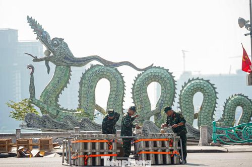 Đúng 21h tối 2/9, 5 trận địa tại Hà Nội sẽ đồng loạt khai hỏa. Màn pháo hoa kéo dài 15 phút, kết hợp pháo hoa tầm cao và tầm thấp.