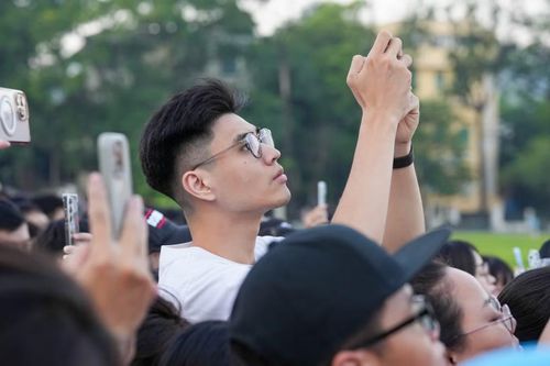 Nhiều người có mặt từ sớm, mang theo cờ Tổ quốc. Sắc đỏ xuất hiện giữa dòng người, tạo nên khung cảnh đặc biệt tại Quảng trường Ba Đình.