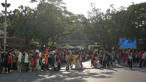 Dù phải chờ đợi khá lâu, nhiều người vẫn giữ tâm trạng vui vẻ, háo hức. Với họ, được vào Lăng viếng Bác trong ngày 2/9 là một trải nghiệm đặc biệt.