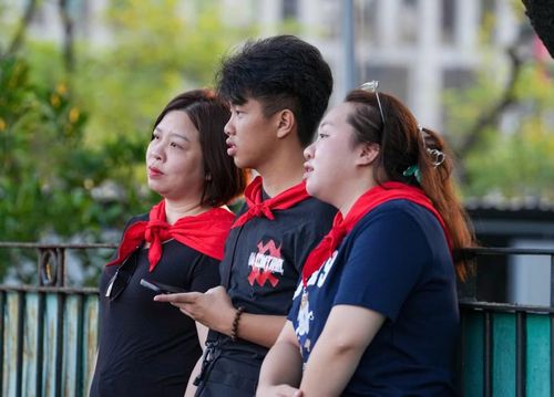Không khí tại khu vực Lăng Bác cũng thu hút đông đảo người trẻ. Nhiều bạn tranh thủ ghi lại những khoảnh khắc đáng nhớ bên Quảng trường Ba Đình.