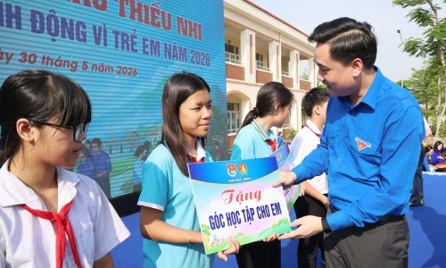 Anh Trần Văn Đăng - Bí thư Tỉnh Đoàn Bắc Ninh trao "Góc học tập cho em" tặng học sinh có hoàn cảnh khó khăn.
