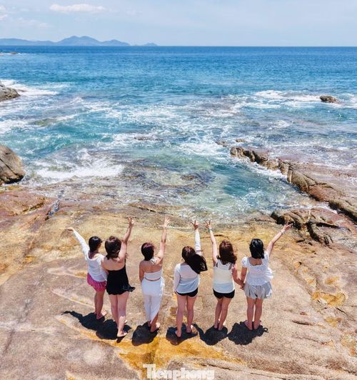 Giữa biển trời rộng lớn, hồ đá vô cực trở thành một nét chấm phá đặc biệt của Cù Lao Mái Nhà, góp phần tạo nên sức hút cho hòn đảo vẫn còn giữ được nhiều nét hoang sơ.