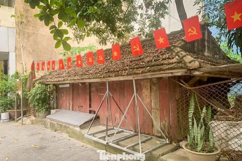 Cửa hàng cắt tóc dưới hầm (còn gọi là hầm cắt tóc) được khai trương ngày 2/9/1966, trong thời kỳ chiến tranh phá hoại ác liệt của đế quốc Mỹ.