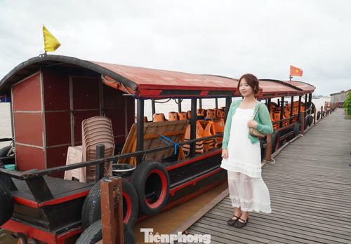 Bạn trẻ lưu lại khoảnh khắc bên dòng sông Hậu.