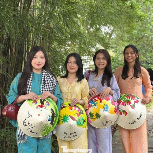 Diện trên mình chiếc áo bà ba đủ sắc màu kết hợp cùng nón lá và khăn rằn Nam Bộ, bạn Nguyễn Ngọc Minh cùng nhóm bạn háo hức ghi lại những khoảnh khắc kỷ niệm tại các nếp nhà vườn và điểm sinh hoạt cộng đồng.