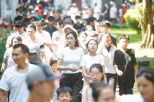 Theo chị Hằng, điều đáng nhớ nhất sau chuyến đi không phải là đã "đi được bao nhiêu nơi", mà là những câu chuyện lịch sử trở nên cụ thể hơn qua từng địa điểm.