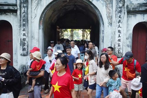 Nhiều người mặc áo cờ đỏ sao vàng khi tham quan Văn Miếu - Quốc Tử Giám. Đây cũng là trang phục được nhiều người dân Việt Nam lựa chọn khi tham quan một số danh lam, di tích trong dịp Quốc khánh 2/9.