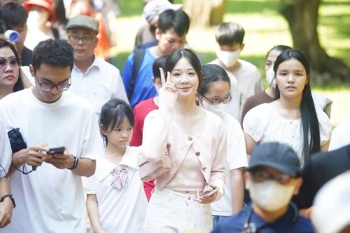 Một nhóm bạn trẻ từ Đà Nẵng cũng lựa chọn Hà Nội cho kỳ nghỉ. Sau khi tham quan Hoàng thành Thăng Long và Bảo tàng Lịch sử Quân sự Việt Nam, các bạn tiếp tục đến Văn Miếu. "Trước đây tôi thường nghĩ lịch sử là những mốc thời gian phải nhớ. Nhưng khi trực tiếp đứng trước hiện vật, di tích và nghe kể về những con người từng sống trong giai đoạn đó, mình cảm nhận lịch sử khác hẳn. Mình hiểu hơn rằng những gì chúng ta có hôm nay được tạo nên từ rất nhiều thế hệ", Lê Thùy Dương chia sẻ.