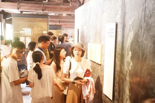 Một phụ huynh cho biết gia đình muốn dành ngày 2/9 để các con có thêm trải nghiệm về văn hóa và lịch sử. “Quốc khánh là dịp đặc biệt. Tôi muốn các con vừa được vui chơi, vừa hiểu vì sao ngày 2/9 có ý nghĩa với đất nước. Sau chuyến đi, các cháu có thể nhớ những câu chuyện lịch sử theo cách gần gũi hơn”, người này cho hay.