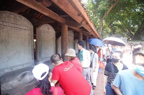 Không ít du khách lần đầu đưa con đến Văn Miếu - Quốc Tử Giám vào dịp 2/9. Việc được miễn phí tham quan cũng khiến nhiều gia đình lựa chọn các điểm di tích thay vì những khu vui chơi thông thường.