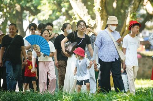 Bên trong Văn Miếu, du khách di chuyển qua những không gian mang đậm dấu ấn lịch sử như Khuê Văn Các, giếng Thiên Quang, khu bia Tiến sĩ và Điện Đại Thành. Nhiều gia đình đưa trẻ nhỏ đi cùng, vừa tham quan vừa giới thiệu cho các em về truyền thống hiếu học của cha ông.