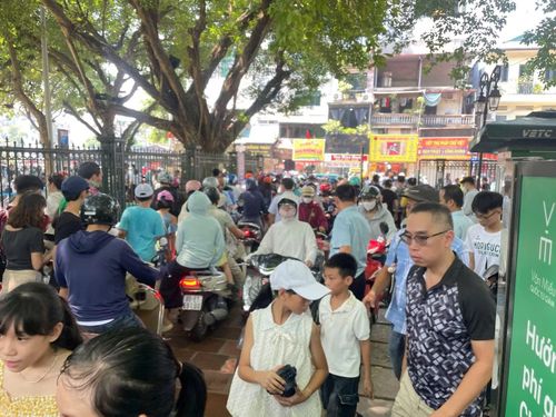Phóng viên Tiền Phong ghi nhận từ sáng đến trưa 2/9, từng dòng người liên tục đổ về Văn Miếu - Quốc Tử Giám. Các khu vực trong di tích đều được lấp đầy bằng lượng khách tăng đột biến.