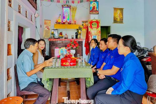 Đoàn phường Cẩm Lệ hỗ trợ gia đình liệt sĩ Ông Văn Cần phục dựng di ảnh liệt sĩ. Ảnh: Giang Thanh