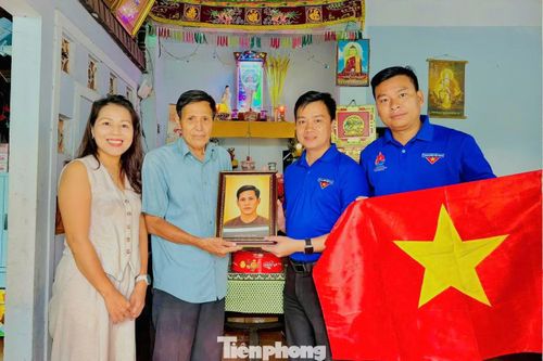 Di ảnh liệt sĩ Ông Văn Cần được trao tặng cho gia đình đúng dịp Quốc khánh.