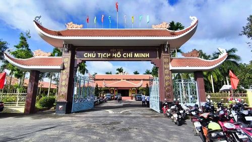 Đền thờ Chủ tịch Hồ Chí Minh tại xã Châu Thới, tỉnh Cà Mau.