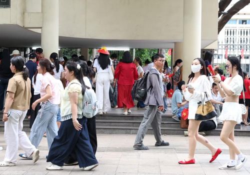 Khu vực bán vé vào cổng luôn chật ních người dân, du khách.