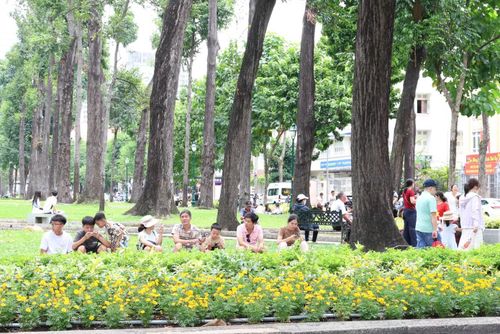 Trong khi đó, nhiều người chọn một góc thoải mái tại Công viên 30/4 và tận hưởng ngày nghỉ lễ với những ly cà phê, miếng bánh cùng bạn bè, người thân.