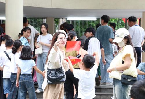 Hôm nay, Dinh Độc Lập (Hội trường Thống Nhất) tiếp tục là điểm đến thu hút rất đông du khách đến tham quan.