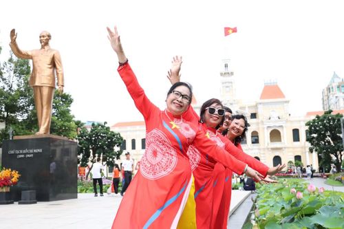 Mừng lễ Quốc khánh, bà Kiều Phượng cùng nhóm bạn là các giáo viên về hưu đã tụ họp tại trung tâm TPHCM. Trước đó, các thành viên thống nhất tập trung rồi di chuyển bằng tàu điện metro đến khu vực trung tâm thành phố.