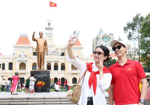 Mừng đại lễ, anh Nguyễn Hiếu (ngụ phường Gò Vấp) cùng bạn quyết định đi check-in nhiều nơi như Công viên Tượng đài Chủ tịch Hồ Chí Minh, cầu Ba Son... Đôi bạn cho biết hầu hết các dịp lễ lớn gần đây đều tập trung đi chơi tại các địa điểm nổi tiếng của thành phố.