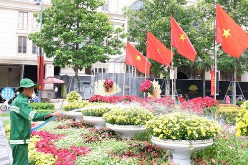 Chào mừng kỷ niệm 81 năm Quốc khánh đất nước, TPHCM tổ chức trang trí, lắp đặt nhiều tiểu cảnh, không gian cờ hoa ấn tượng, tạo điểm nhấn về mỹ quan đô thị và trở thành nơi để người dân chụp ảnh kỷ niệm. Ảnh: Ngô Tùng