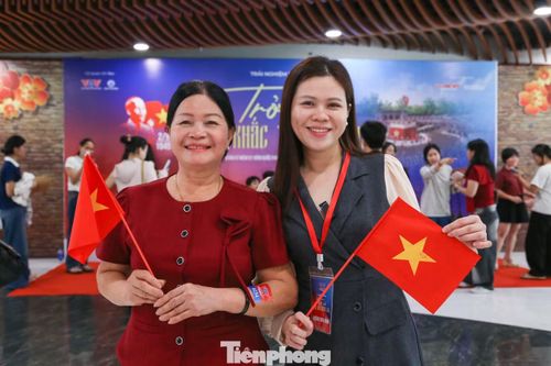 “Dù phải chờ đợi rất lâu nhưng tôi cảm thấy xứng đáng. Được 'xuyên không' về thời khắc lịch sử trên Quảng trường Ba Đình cách đây 81 năm, tôi rất xúc động. Đây cũng là một cách để các bạn trẻ tiếp cận lịch sử trực quan, sinh động hơn”, chị Trang nói.