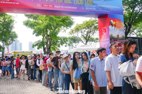 Dòng người xếp hàng dài từ khu vực vỉa hè đường Bạch Đằng vào khu vực sân khấu trải nghiệm. Dù phải chờ đợi rất lâu nhưng ai cũng kiên nhẫn lấy số, đứng đợi đến lượt.